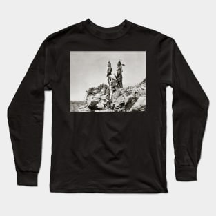 Crow Indians On Cliff, 1905. Vintage Photo Long Sleeve T-Shirt